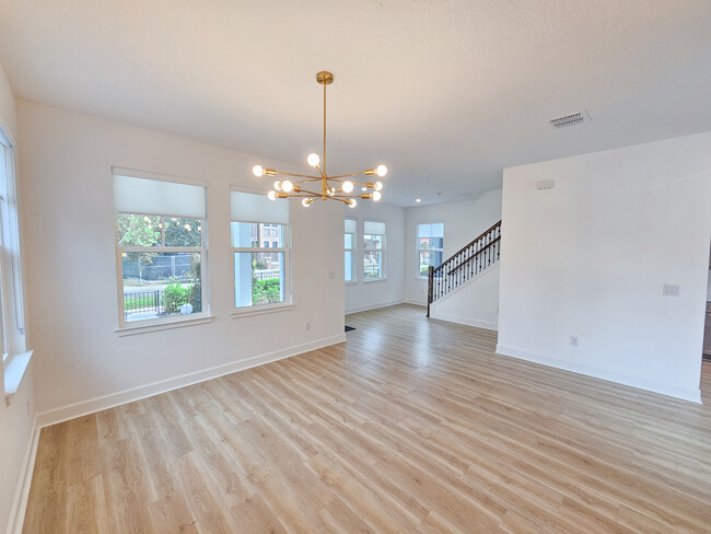 Building Photo - 408 E Oak Ave