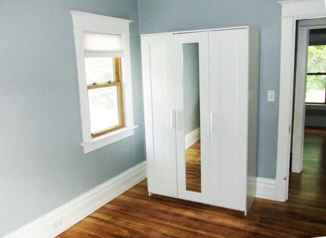 Building Photo - 313 4th Ave NW