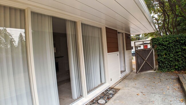 Building Photo - Charming Pet Friendly, 3-Bedroom 1-Bath, p...