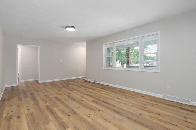 Building Photo - 530 S Weller Ave