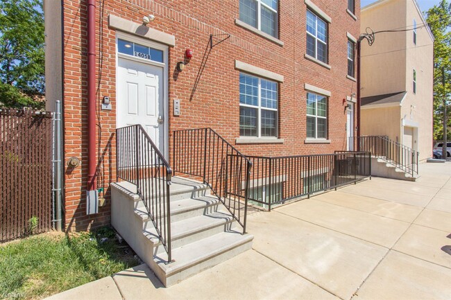 Building Photo - 4 br, 2 bath Triplex - 1405 N SYDENHAM ST ...