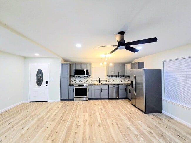 Building Photo - 401 Trichelle St