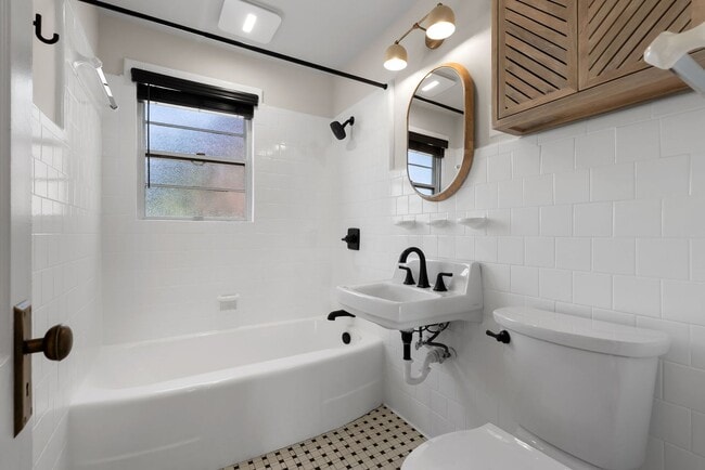 Building Photo - Heritage Historic - Unit B