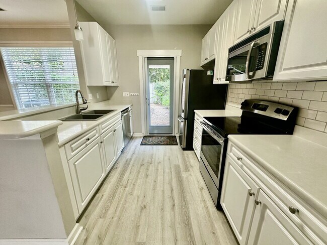 Building Photo - Spacious Townhome with a Private Courtyard in Westbury Park!