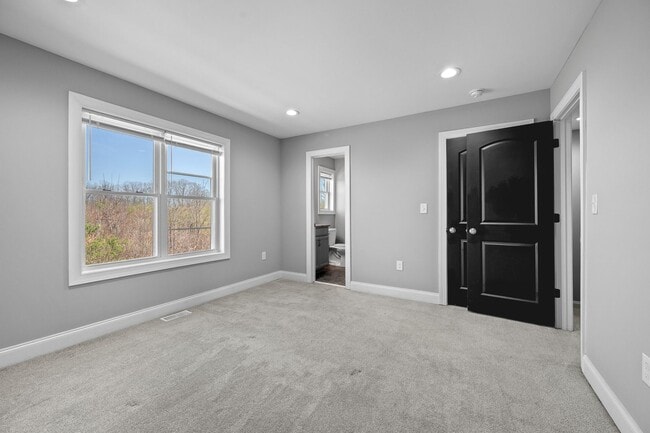 Building Photo - 3 Bedroom Townhome in Campbell County