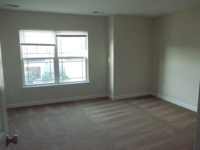 Building Photo - 60 Summer Hill Ct