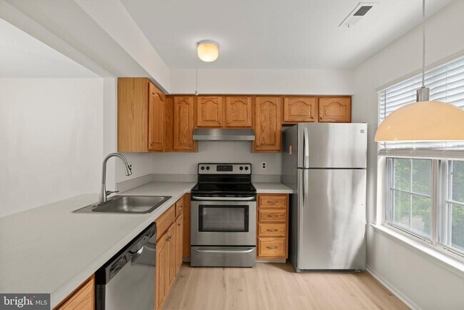 Building Photo - 330B Delancey Pl