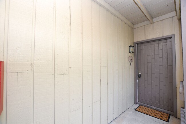 Building Photo - 622 Olde Camelot Cir