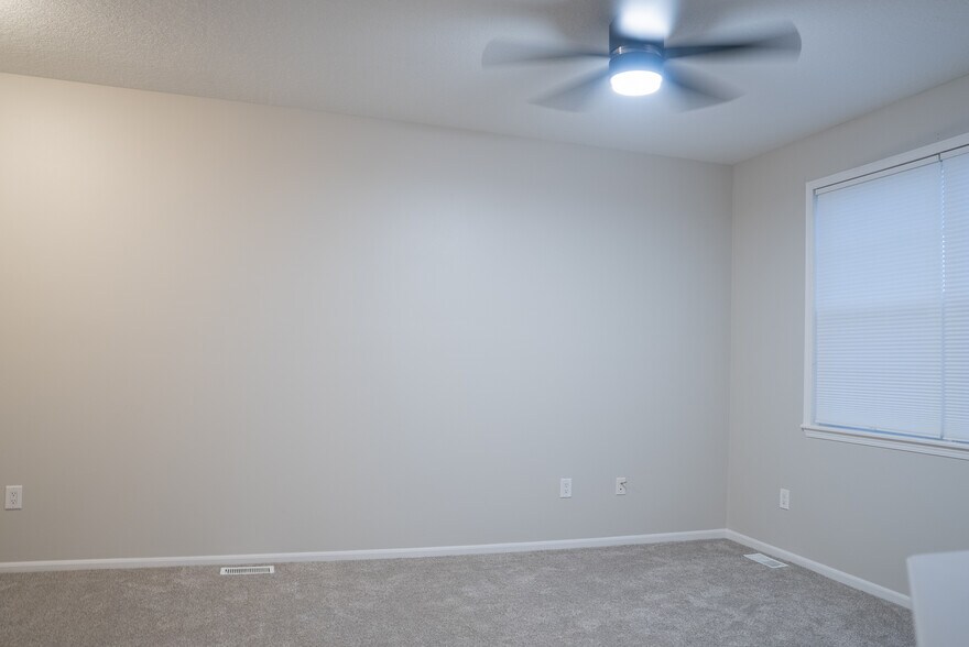 Building Photo - 928 NE Kamies Ln