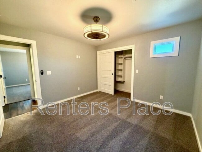 Building Photo - 415 S Victor Ave