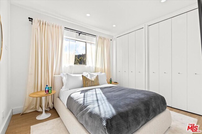 Building Photo - 1650 Clear View Dr