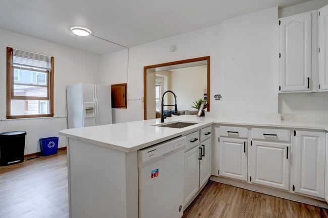 Building Photo - 922 14th St