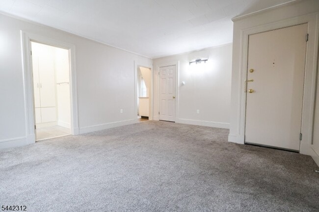 Building Photo - 17 Hazelwood Ave