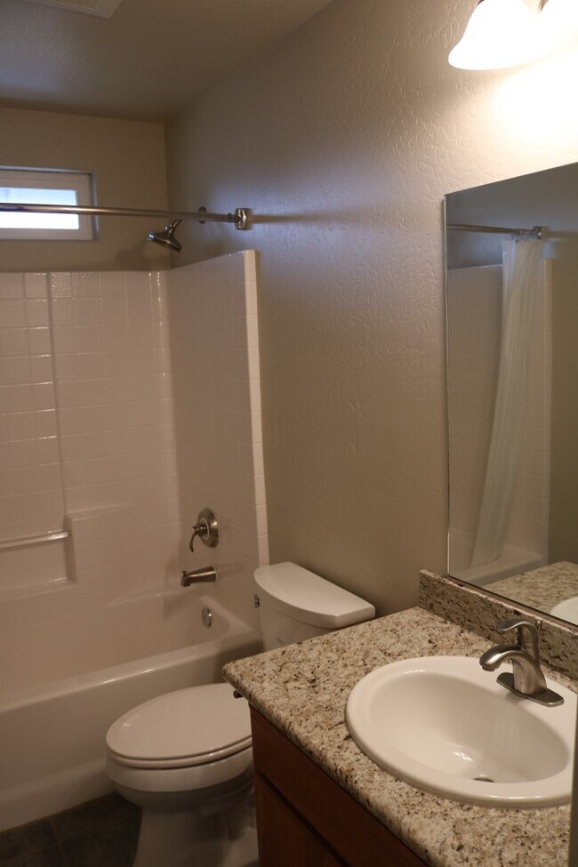 Building Photo - Gorgeous, spacious 3/2.5 with garage and office