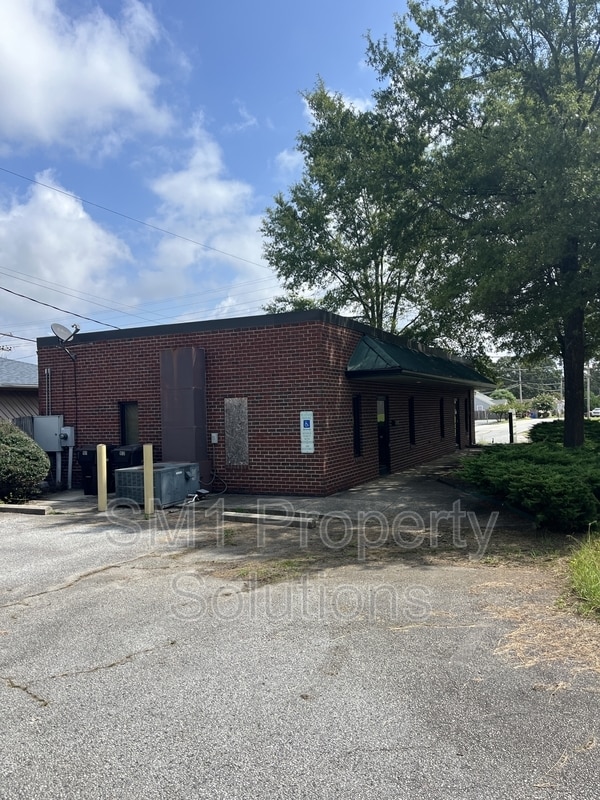 Building Photo - 2312 S Main St