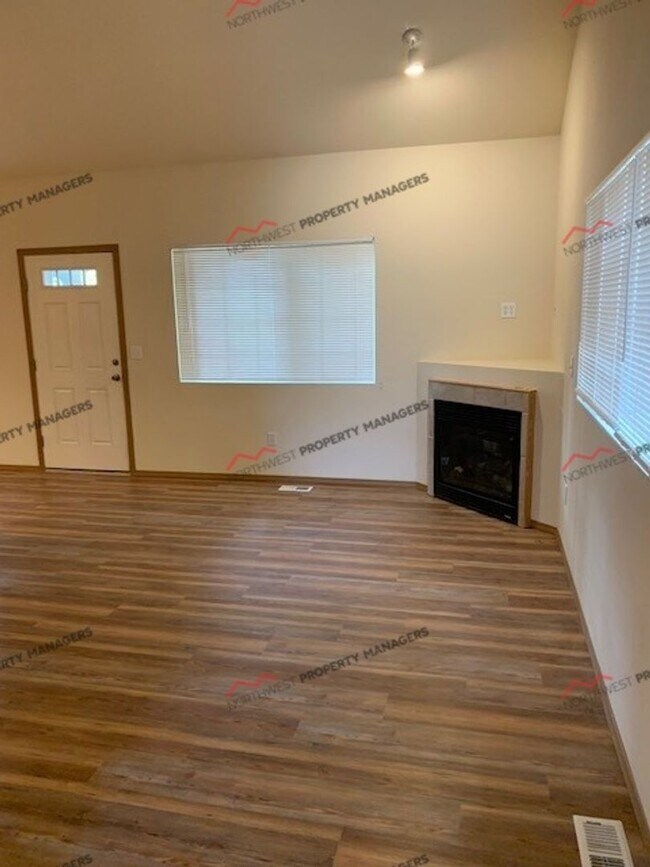 Building Photo - r95