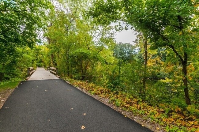 Building Photo - 290 Pleasant St