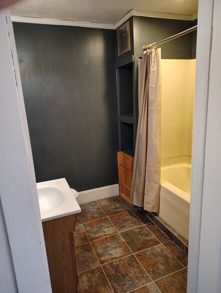 Building Photo - 337 1/2 W South St