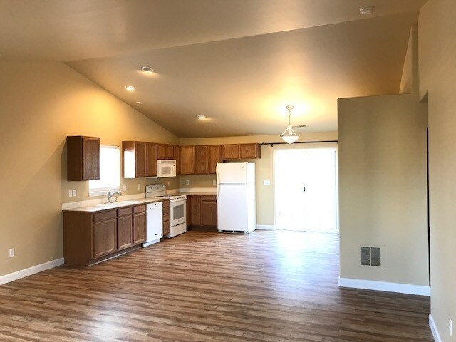 Building Photo - **$750 OFF 1st Month** Great Location! 3 Bedroom Home in SW Bend!