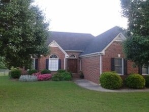 Building Photo - 3BR Home in Heartwood Place with large fen...
