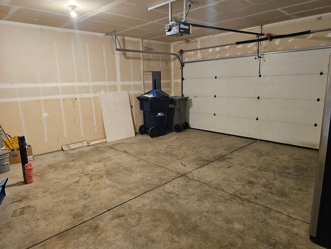 Building Photo - 3 Bedroom Home with Outdoor Space