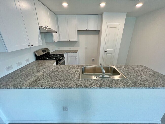 Building Photo - Beautiful 4-Bed 2-Bath Home in the Fabulou...