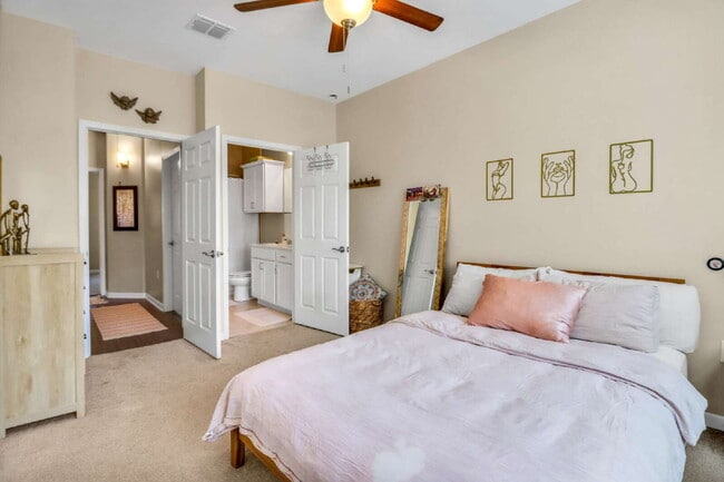 Building Photo - 522 Arthur St