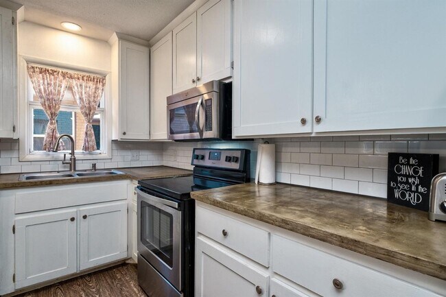 Building Photo - Pre-Leasing - 3 bed 2 bath