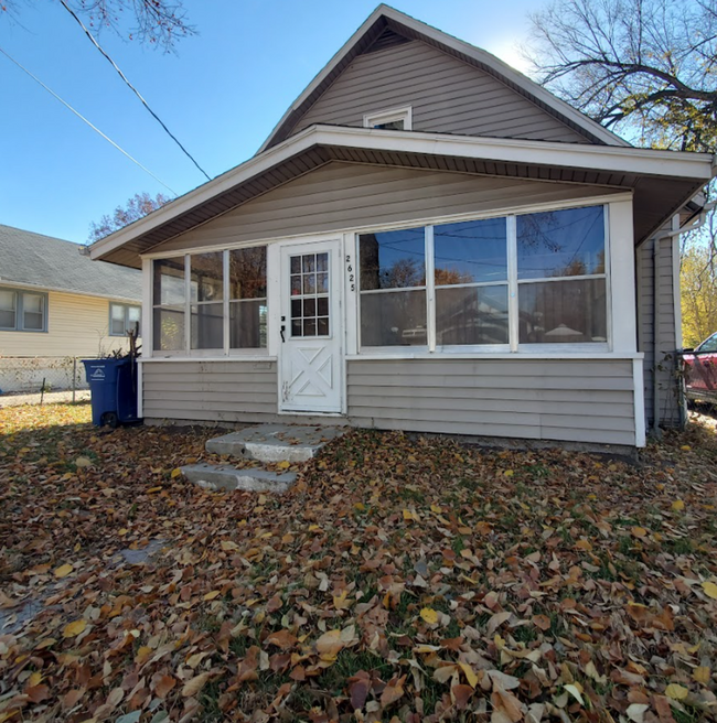 Building Photo - 3 Bedroom, 1 Bathroom Home with additional...