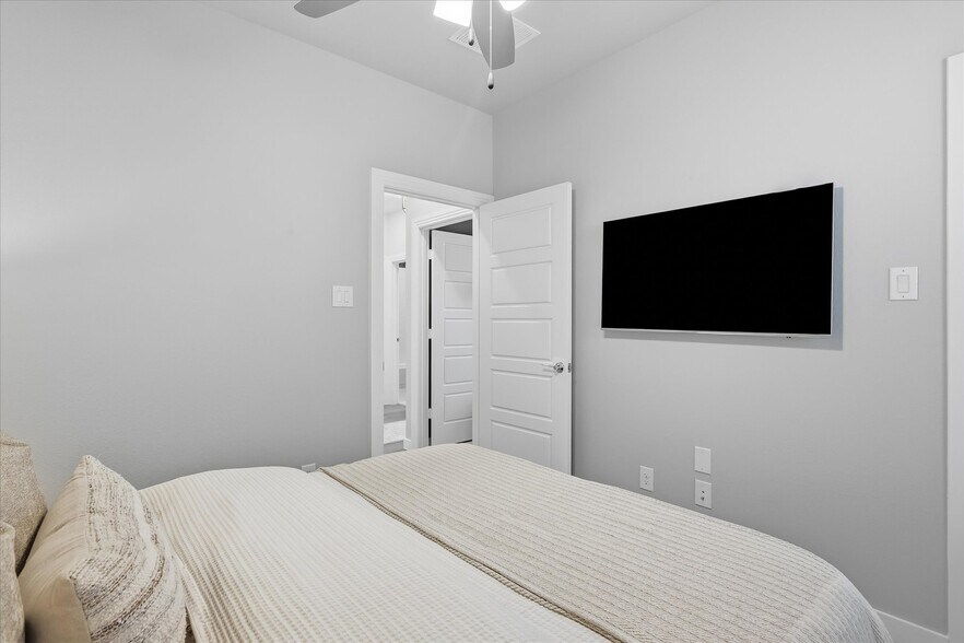 Building Photo - 2540 Elm Pl