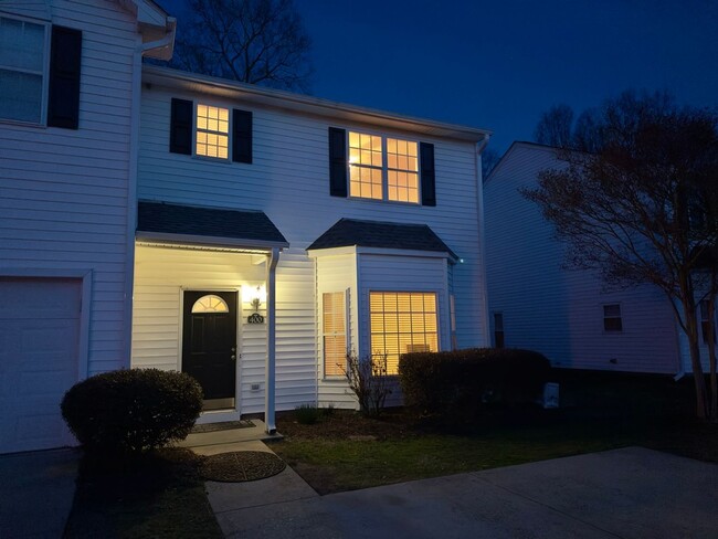 Building Photo - Charming Townhouse in Prime Morrisville Lo...