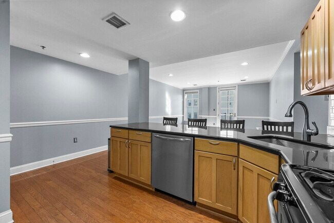 Building Photo - 727 Monroe St