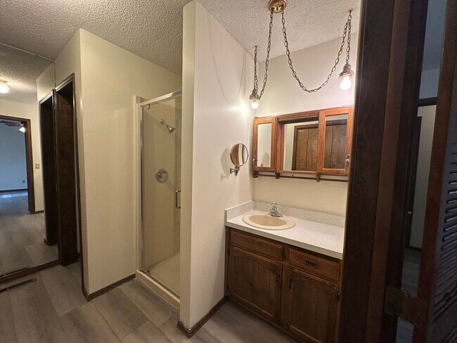 Building Photo - 3 bed 2 bath in Springfield