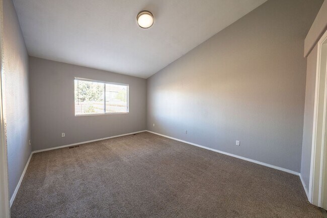 Building Photo - Stunning 4-bedroom, 3-bathroom home near Ft Carson!