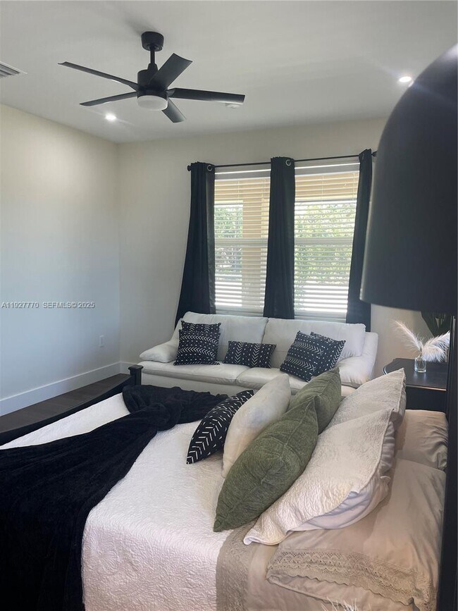 Building Photo - 675 N Romero St