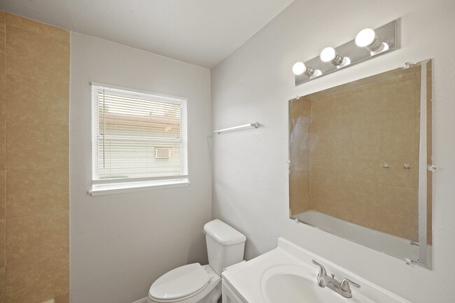 Building Photo - 5830 Glenhurst Dr