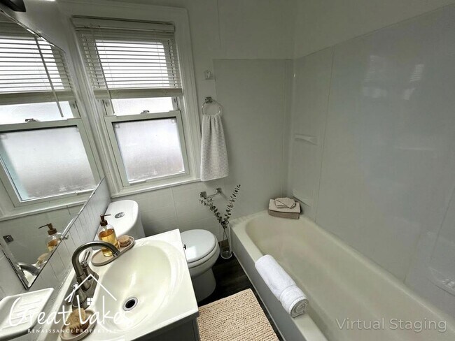 Building Photo - Stunning 3 bedroom / 1.5 bathroom house now available for rent!