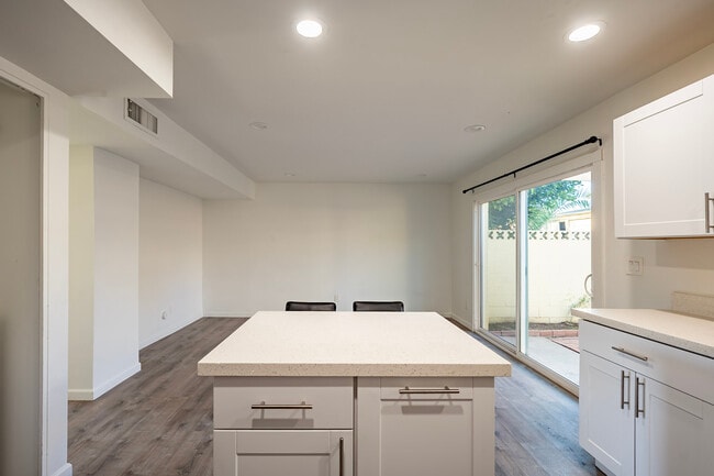 Building Photo - 12 E Hermosa Dr