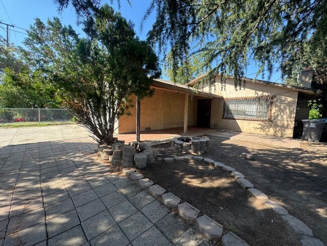 Building Photo - Charming 3 bedrooms 2 baths