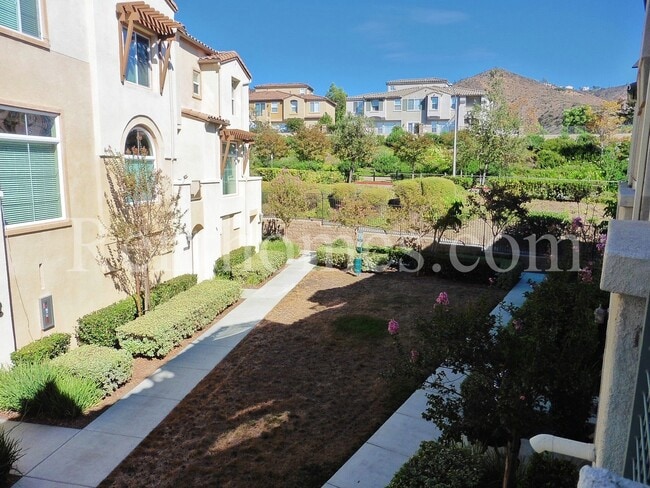 Building Photo - 568 Almond Rd