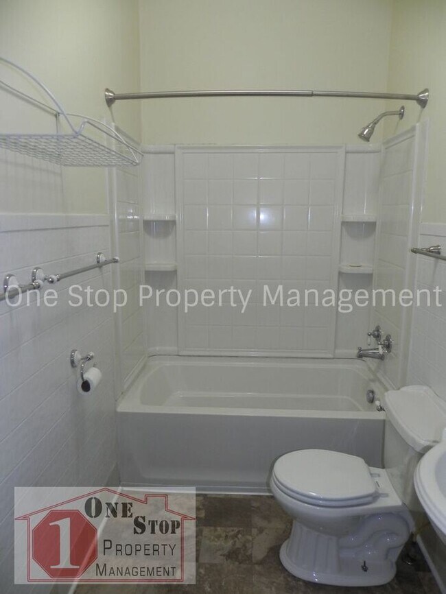 Building Photo - Adorable 3 Bedroom, 1 Bathroom in Independ...
