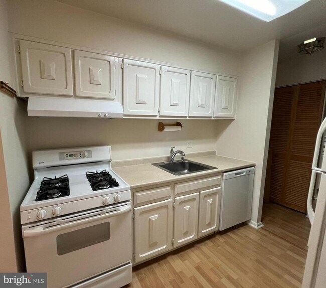 Building Photo - 3322 Woodburn Village Dr