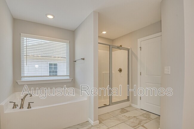 Building Photo - 909 Chesford Dr