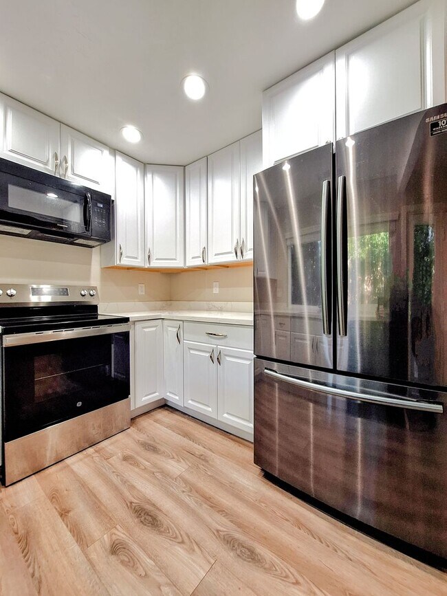 Building Photo - Beautiful & Spacious 3bd Townhouse w/Detached Garage