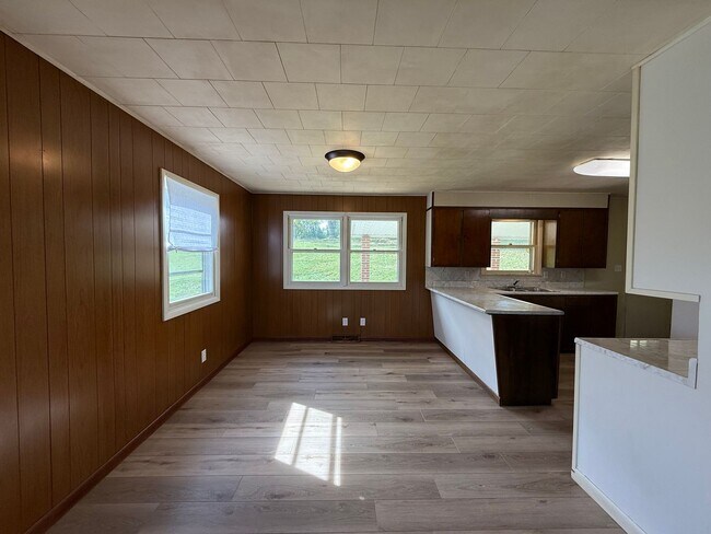Building Photo - Three Bedroom Bellefonte Ranch