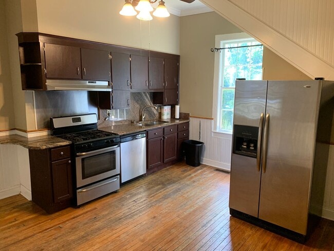 Building Photo - Short Term Lease at $1200/month- Pre-Leasing for Fall at $1900/month [Olympia]