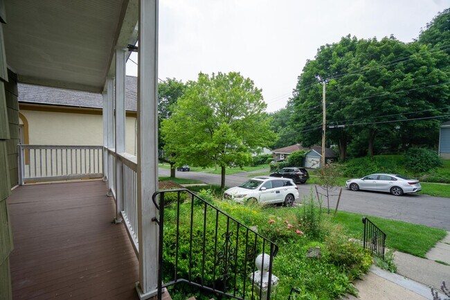 Building Photo - Newly Renovated First Floor Flat-Bright, S...