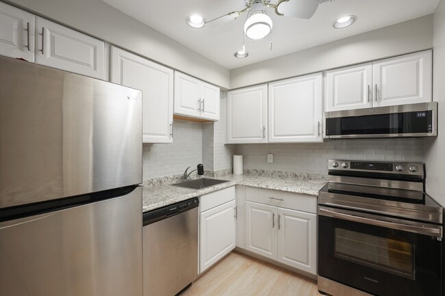 Building Photo - 91 Jamestown Rd