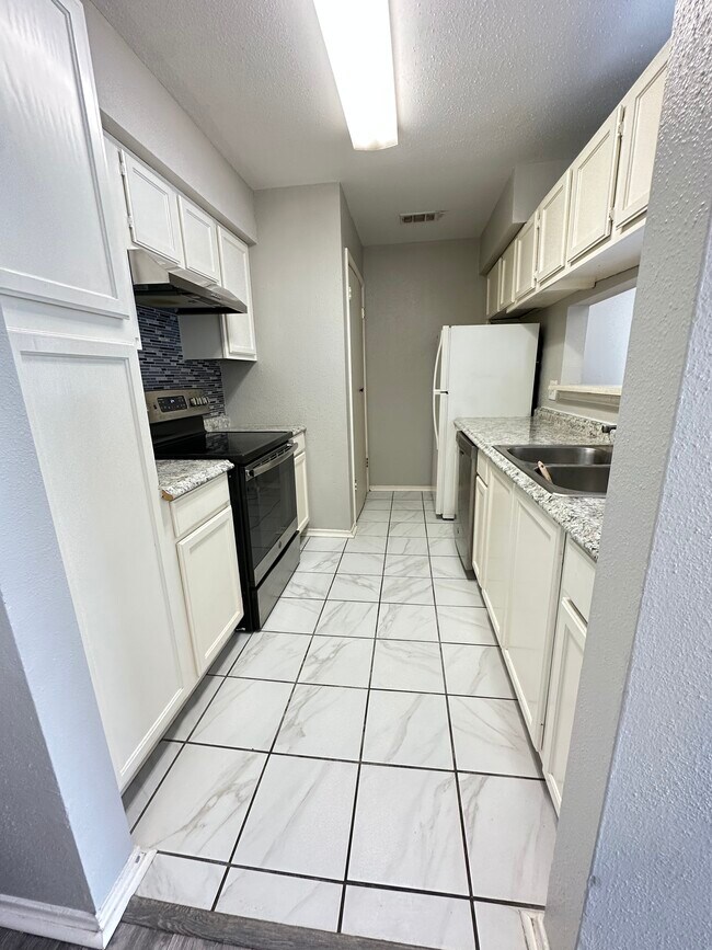 Building Photo - 14550 Fonmeadow Dr