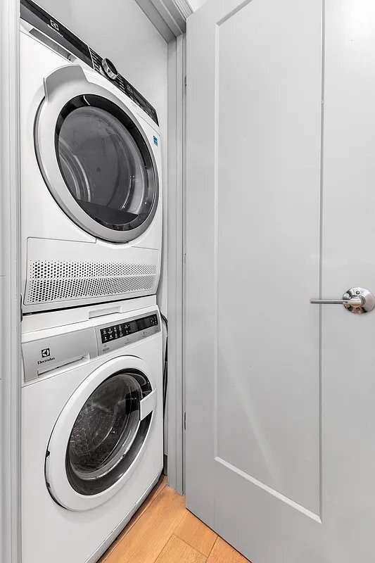 Building Photo - 332 E 6th St